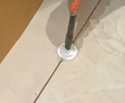禅城瓷砖空鼓维修公司专业解答瓷砖在铺贴过程中，如果没有涂抹均匀到位的粘结材料（如水泥砂浆或瓷砖胶），可能会导致以下问题